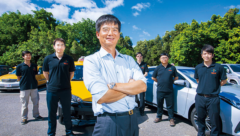 台灣大車隊董事長林村田（左3）調降收費搶客，並大找代理駕駛，硬槓台灣代駕。
